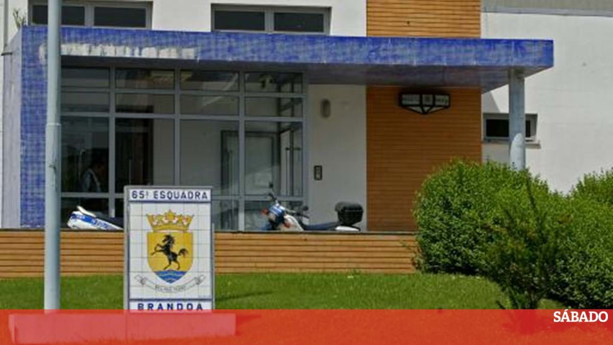 Tribunal absolve agente da PSP acusado de agredir jovem na Amadora - Revista Sábado